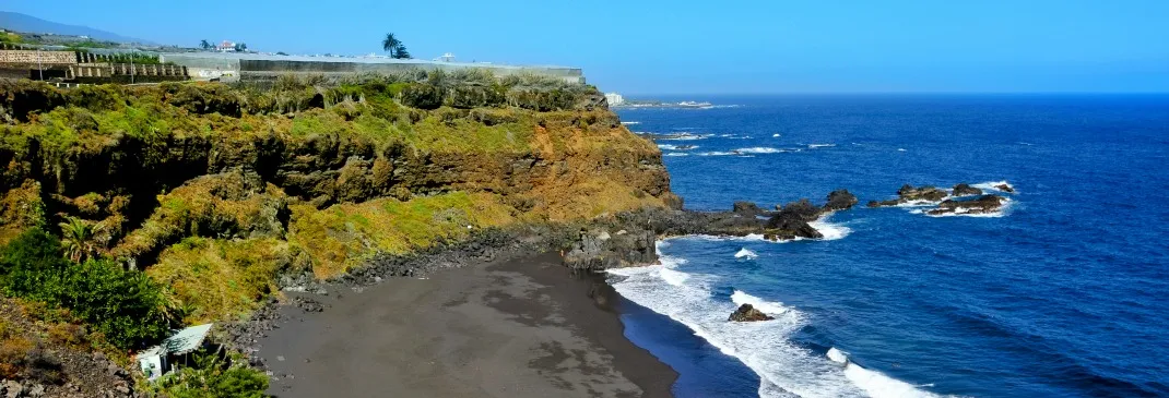 Die Küste von Teneriffa mit schwarzem Sand.